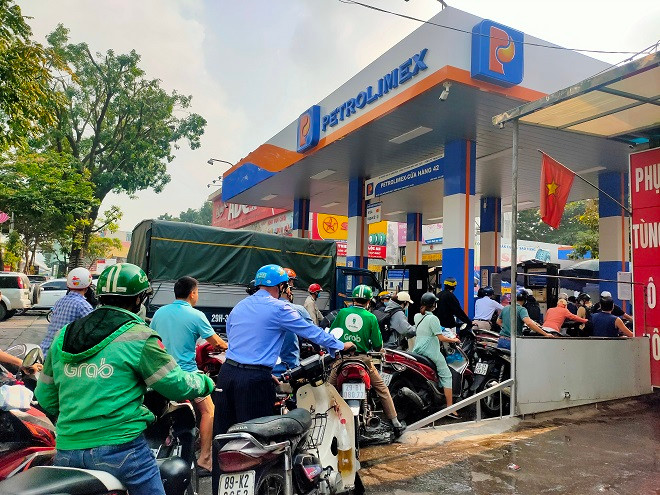 Ha Noi: Khong de thieu xang dau, xu ly nan ban xang dau chai-Hinh-7