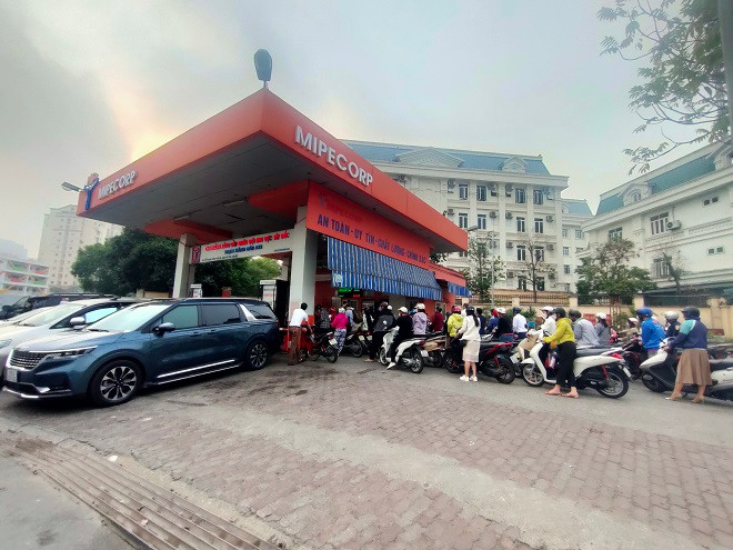 Ha Noi: Khong de thieu xang dau, xu ly nan ban xang dau chai