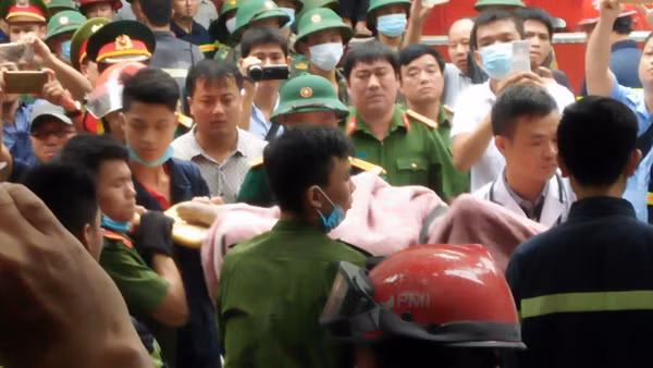 Đến 9h07, lực lượng chức năng tìm thấy thêm một nạn nhân và nhanh chóng đưa ra ngoài.