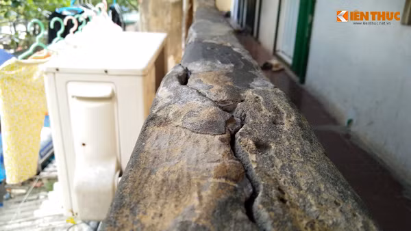 Những vết nứt có thể làm vỡ phần tường lan can ra bất cứ lúc nào.