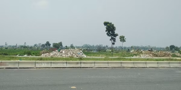 Các đống rác thải mới, cũ nằm ngổn ngang, chất đống dọc cả hai bên tuyến đường.