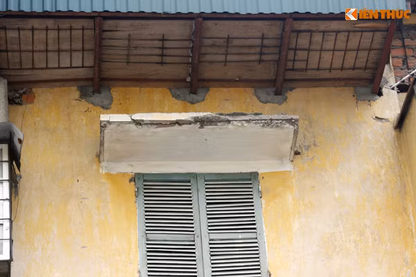 Một số "chuồng cọp" vươn quá cả mái chắn cửa sổ mà gia đình đang ở.