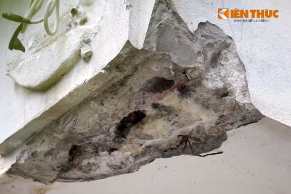 Nhiều chỗ bên ngoài ngôi nhà bị rách hẳn ra, một số mảng tường, xi măng bị rơi vỡ lộ cả gạch ra ngoài.