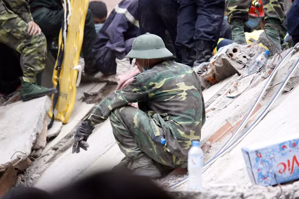 Do các nạn nhân bị vùi lấp sâu dưới những mảng tường dày nên công tác tìm kiếm cứu nạn gặp rất nhiều khó khăn.