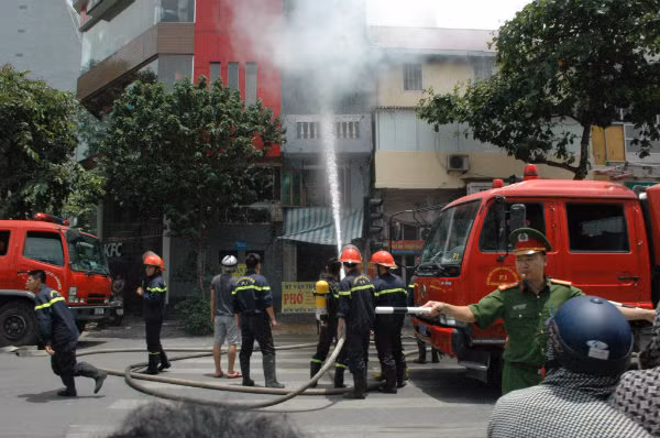 Phát hiện ra đám cháy, người dân nhanh chóng tiếp cận dập lửa để tránh cho đám cháy lan rộng nhưng không được. Sau đó, người dân báo cho lực lượng PCCC, Công an TP Hà Nội, Công an phường Nguyễn Du đến hiện trường để dập lửa.