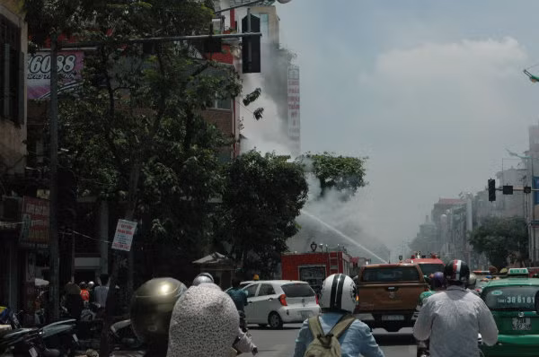 Nhận được tin báo, lực lượng chữa cháy đã điều động 4 xe cứu hỏa cùng hàng chục cảnh sát đến hiện trường để tiến hành dập lửa.