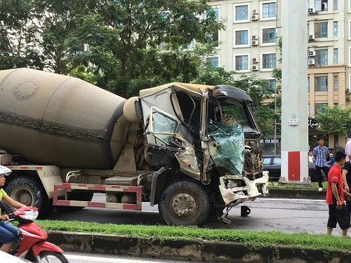 Ha Noi Xe bon nat dau vi huc duoi xe bus-Hinh-3