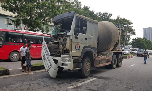 Ha Noi Xe bon nat dau vi huc duoi xe bus-Hinh-2