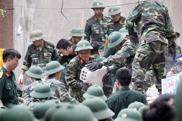 Như Kiến Thức đã đưa tin, khoảng 3h30 sáng nay (4/8), một ngôi nhà 4 tầng tại địa chỉ 43 Cửa Bắc (phường Trúc Bạch, quận Ba Đình, Hà Nội), với diện tích mỗi sàn khoảng 30 m2 bị sập đổ, vùi lấp nhiều người.