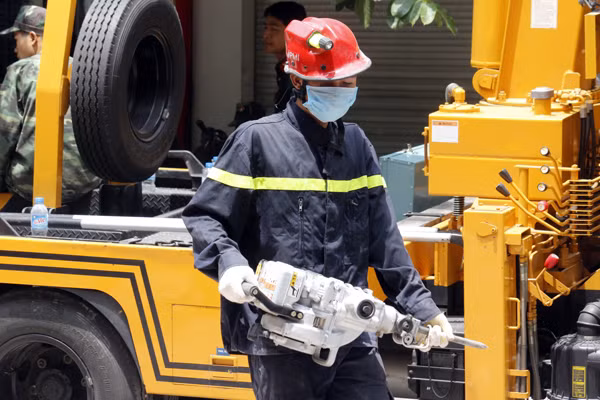 Các vật dụng khoan, máy cắt sắt khẩn trương được đưa đến hiện trường.