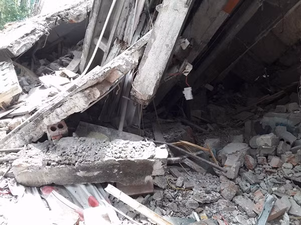 Những mảng tường lớn của ngôi nhà bị sập đổ hoàn toàn.