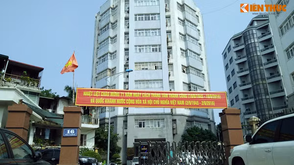 Băng rôn, khẩu hiệu cũng được treo trước cửa nhiều cơ quan, công sở Hà Nội.