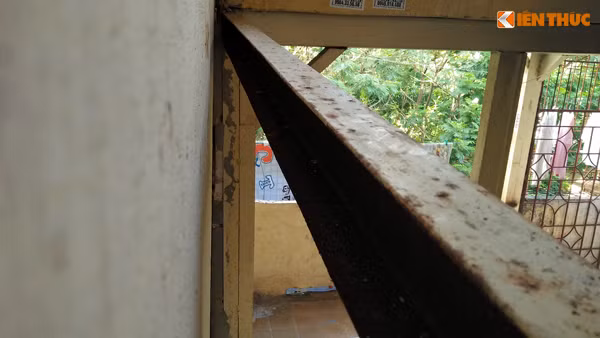 Ghi nhận của PV Kiến Thức, khu nhà tập thể phải sử dụng đến những thanh sắt để chống đỡ những trụ, dầm đang có dấu hiệu quá tải.