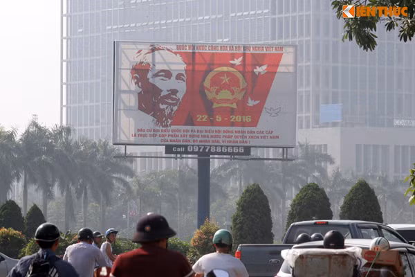 Hình ảnh Bác Hồ được in với kích thước lớn tại vòng xuyến giao với đường Mễ Trì.