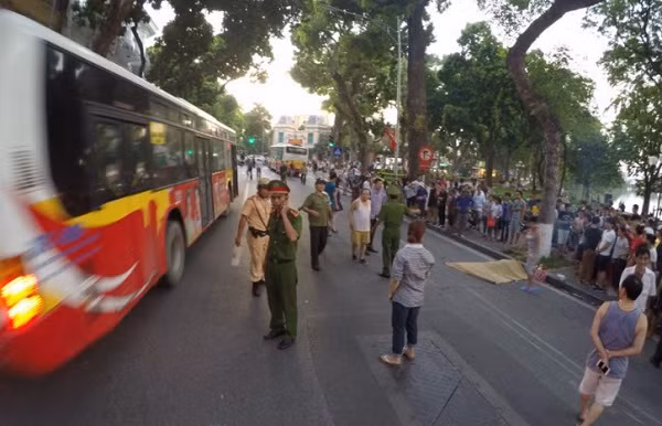 Xe bus dam lien hoan o to, xe may tren duong Ha Noi-Hinh-2