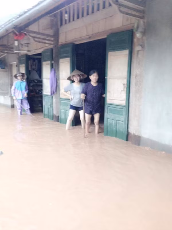 Nhiều người dân trên địa bàn xã Xăm Khòe, huyện Mai Châu không dám di chuyển ra khỏi nhà vì đường xá, quốc lộ đều bị ngập trong nước lũ.