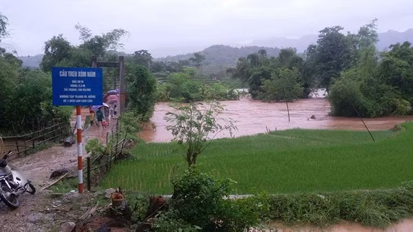 Như Kiến Thức đã đưa tin, do ảnh hưởng của mưa lớn kéo dài từ tối ngày 13/8 đến ngày 14/8, nhiều địa phương trên tỉnh Hòa Bình bị ảnh hưởng nghiêm trọng do đất đá sạt lở, nước lũ dâng cao cuốn nhiều hoa màu của người dân.