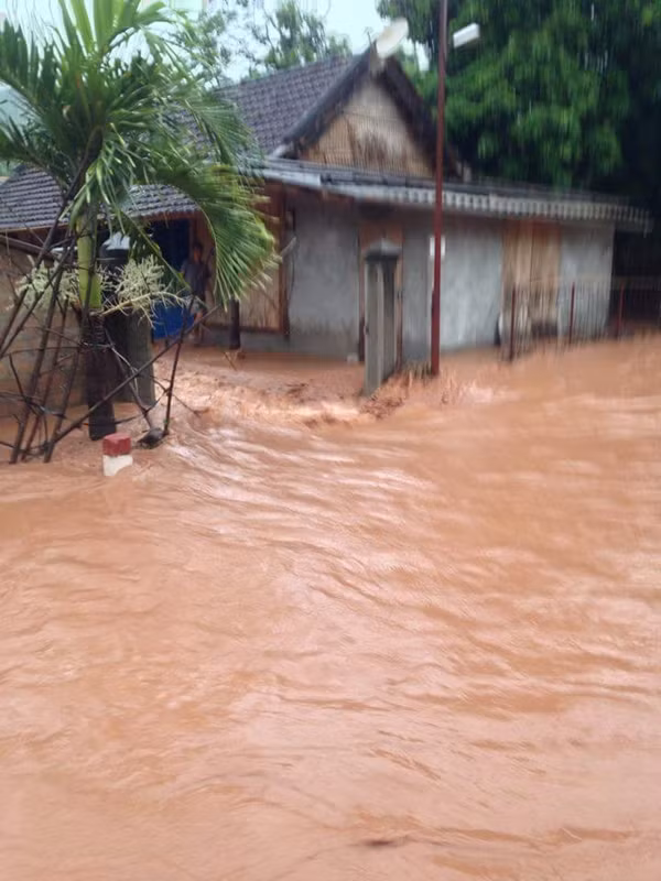Nước lũ chảy xiết vô cùng nguy hiểm.