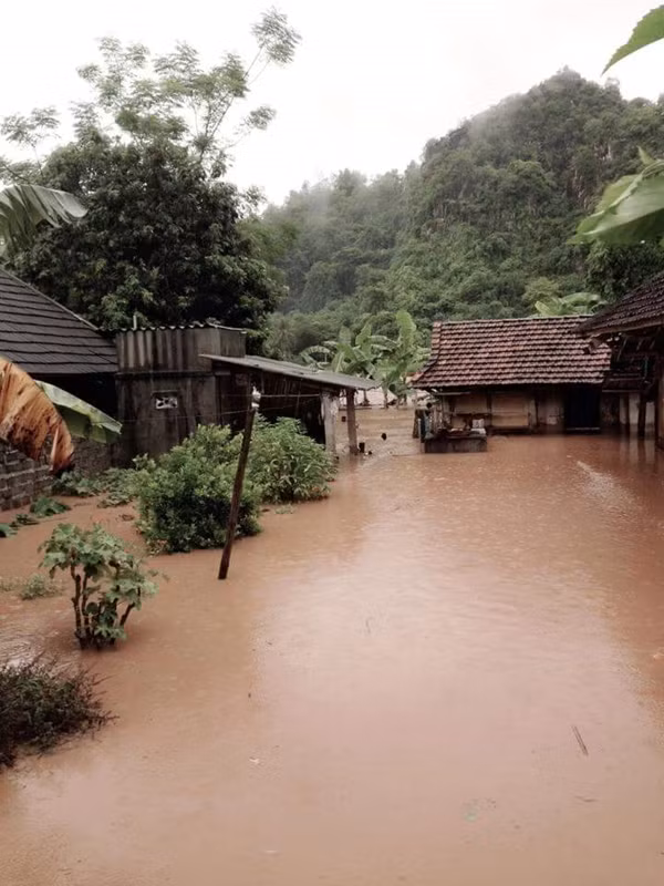 Trong khi đó, hàng trăm ngôi nhà của người dân bị nước lũ nhấn chìm sâu trong nước.