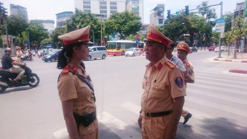 Đại tá Đào Vịnh Thắng động viên các nữ CSGT cố gắng hoàn thành nhiệm vụ trong những ngày thời tiết nắng nóng đến 40 độ C trong tháng 6 vừa qua.