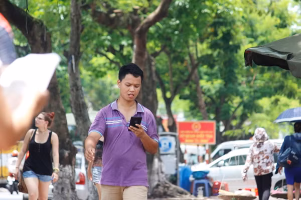 Trò chơi Pokemon Go buộc người chơi phải di chuyển để tìm kiếm các thú cưng, nhiều người đi bộ cũng toát mồ hôi vì đi săn thú.