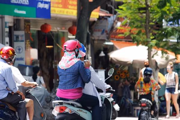 Trong khi đó, rất nhiều cặp đôi nam nữ, vợ chồng trung tuổi cũng đèo nhau lượn lờ nhiều vòng xung quanh Văn miếu Quốc Tử Giám giữa trưa nắng để săn Pokemon.