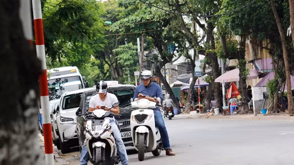 Mặc dù thời tiết giữa trưa nắng nóng gay gắt nhưng nhiều thanh niên đi qua khu vực Văn miếu Quốc Tử Giám phát hiện ra có Pokemon thì ngay lập tức dừng xe lại để bắt thú cưng.