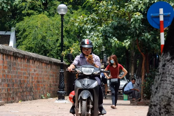 Nam thanh niên lao xe lên vỉa hè, cắm mặt vào điện thoại chơi Pokemon Go phản cảm.