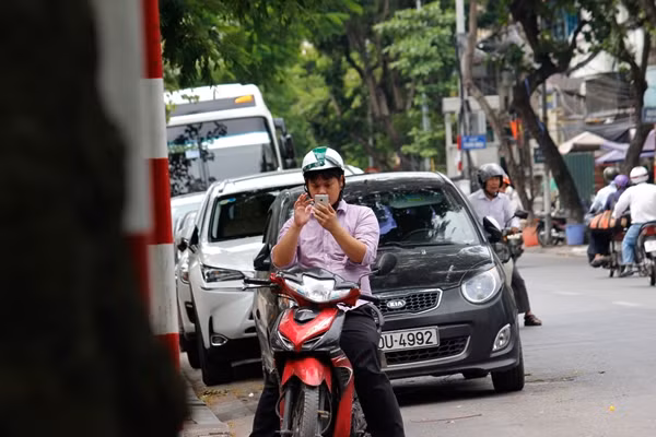 Đa số người đi đường cắm mặt vào điện thoại xung quanh khu vực Văn Miếu đều chơi trò chơi Pokemon Go.