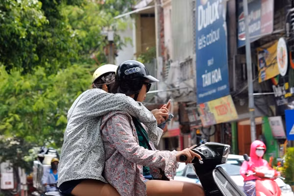 Dù đang điều khiển xe máy nhưng hai cô gái vẫn cắm mặt vào điện thoại để chơi trò chơi này, nếu không tập trung vào lái xe máy rất dễ xảy ra tai nạn giao thông.