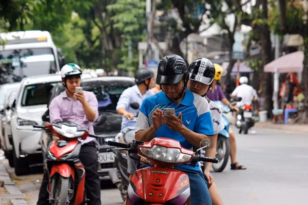 Từ ngày 10/8, sau khi trò chơi Pokemon Go chính thức có mặt tại Việt Nam, trên đường phố xuất hiện rất nhiều người đi xe máy cầm trên tay chiếc smartphone để săn thú cưng ảo.