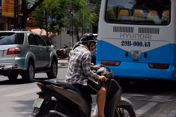 Phát hiện có thú cưng, nam thanh niên đi xe tay ga đắt tiền vội vàng chuyển hướng phóng lên vỉa hè để bắt.