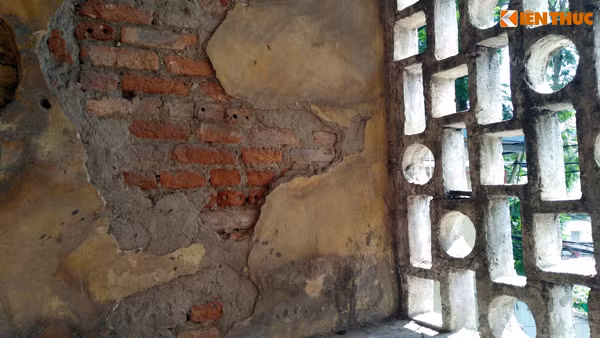 Nhiều mảng tường tại một số khu vực hành lang cầu thang bị rơi vỡ rất lớn.