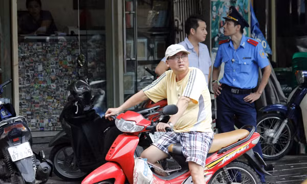 Trong khi lực lượng chức năng tìm kiếm các nạn nhân, nhiều người dân hay tin đã tìm đến khu vực hiện trường để theo dõi vụ việc.