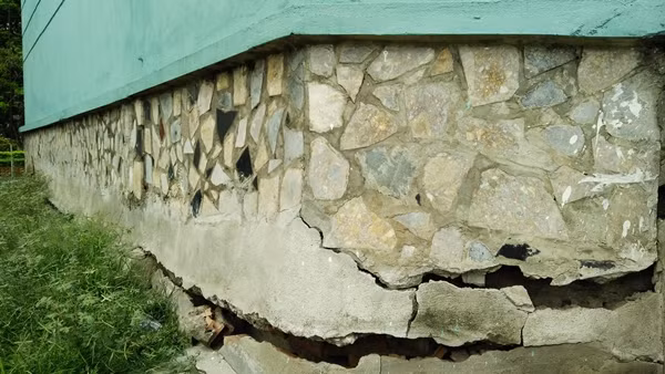 Phần nền móng càng ngày càng bị sụt lún nghiêm trọng.