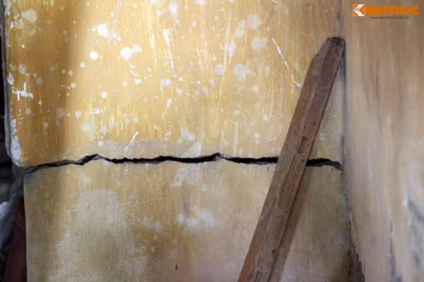Vết nứt cắt ngang một trụ cột.