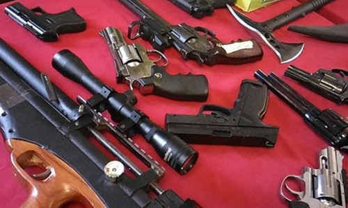 Nhiều vũ khí nóng liên quan đến vụ án được lực lượng chức năng thu giữ tại nhà Hùng.