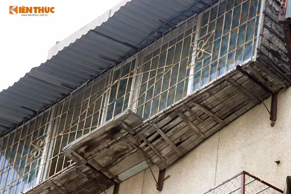 Mặc dù xuống cấp nguy hiểm nhưng một số hộ sinh sống tại khu tập thể GA6 Thành Công vẫn thực hiện việc cơi nới "chuồng cọp" để tăng diện tích sử dụng.