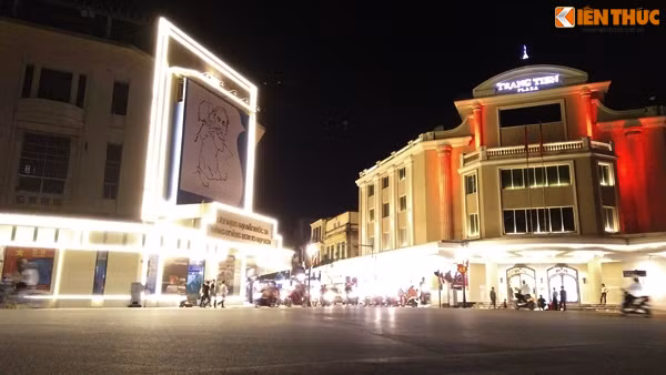 Hình ảnh cháu nhi đồng và Bác Hồ trên phố Tràng Tiền.