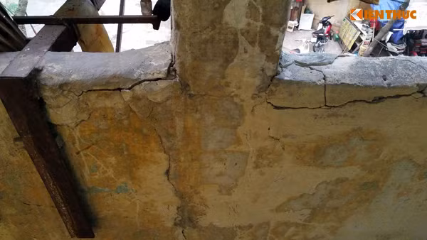 Phần tường lan can của khu nhà bị nứt toác.