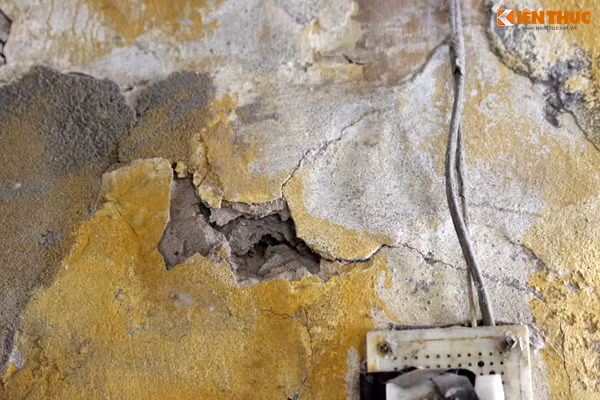 Một mảng tường gần một ổ điện trong khu tập thể GA6 Thành Công đang có dấu hiệu rơi xuống rất nguy hiểm.