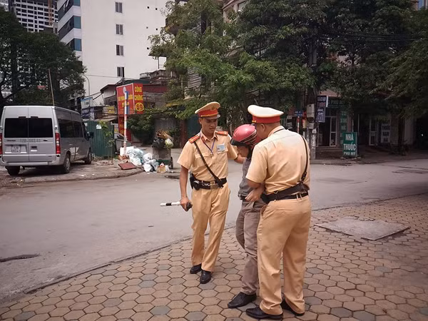 Cảnh sát buộc phải sử dụng biện pháp mạnh sau khi "ma men" không hợp tác.