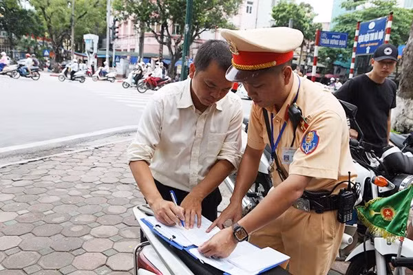Tại ngã tư Trần Hưng Đạo - Lê Thánh Tông (Hà Nội), Đội CSGT Số 1, Công an TP Hà Nội cũng ra quân, chốt gần quán nhậu xử lý nhiều trường hợp. Trong ảnh là anh Nguyễn Chu Hoàng (sinh năm 1978 ở Gia Lâm, Hà Nội) bị cảnh sát xử phạt vì có nồng độ cồn đo được là 0,397 mg/l lít khí thở.