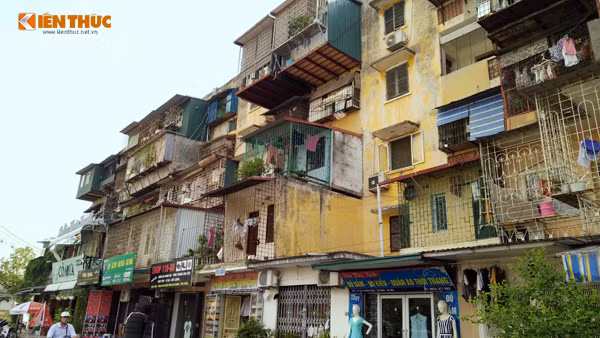 Theo chia sẻ của một số người dân sinh sống trong khu tập thể sắp sập GA6 Thành Công, mặc dù khu nhà đang bị xuống cấp nhưng do họ sống ở đây đã lâu nếu phải di dời và chuyển đi chỗ khác cũng chẳng biết đi đâu. Bên cạnh đó, một số hộ không có thu nhập cao nên việc mua được một ngôi nhà mới ở thời điểm hiện giờ là rất khó khăn.