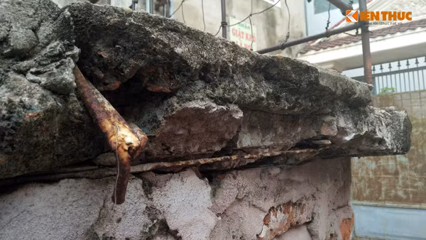 Nhiều phần tường ở chân trụ tầng 1 bị nứt, thủng ăn sâu vào bên trong khiến vôi vữa rơi hết xuống và gần như không còn khả năng chống đỡ.