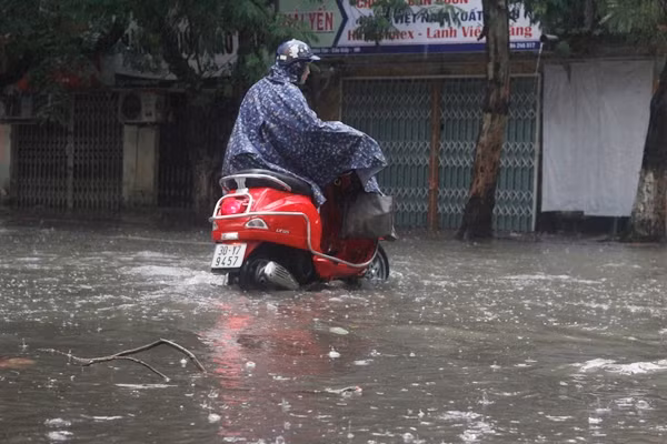 Nhiều xe bị chết máy do nước ngập quá sâu không di chuyển được bắt buộc chủ phương tiện phải dắt bộ dưới mưa bão.