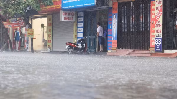 Trong khi đó, trên phố Phan Văn Trường (Cầu Giấy, Hà Nội) lượng nước ngập úng đã lên đến khoảng 50cm và có dấu hiệu tiếp tục dâng cao.