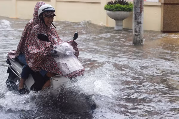 Một số xe máy cố gắng vượt qua đoạn đường ngập nước.