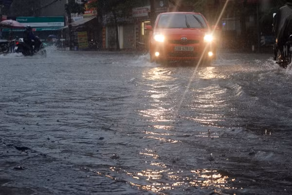 Hình ảnh nước ngập do ảnh hưởng của bão được ghi nhận trên phố Phạm Tuấn Tài.