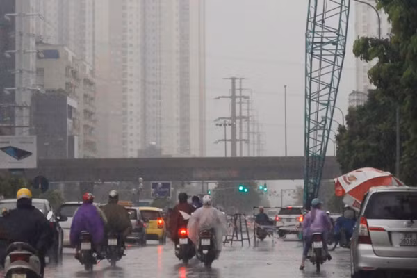 Nhiều người tham gia giao thông kinh hãi trước chiếc cần cẩu bị gãy cắm xuống đường.